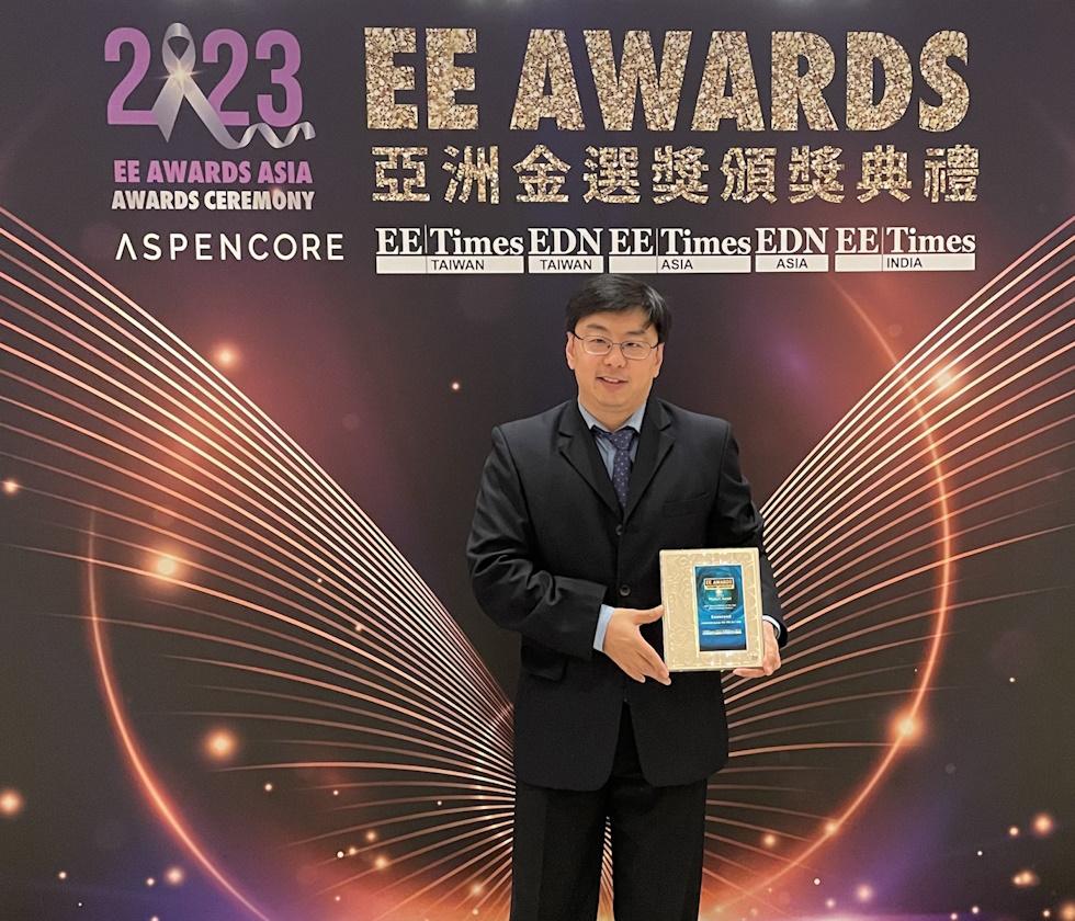 Exascend CEO accepts Best Memory Module of the Year at EE Awards Asia 2023.